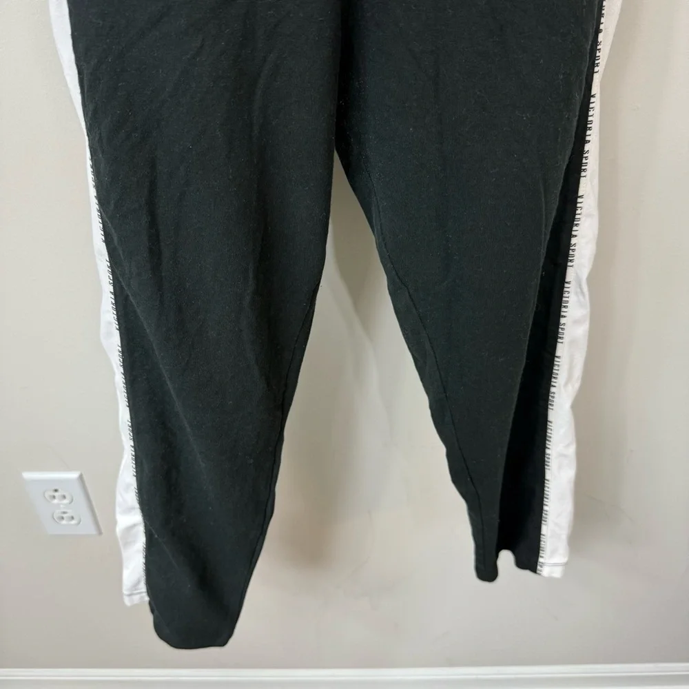 Victoria’s Secret Sport Cropped Leggings in Size Large - Picture 7 of 7